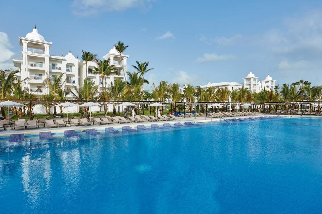 Broad sand and calm turquoise water along Arena Gorda Beach in Punta Cana
