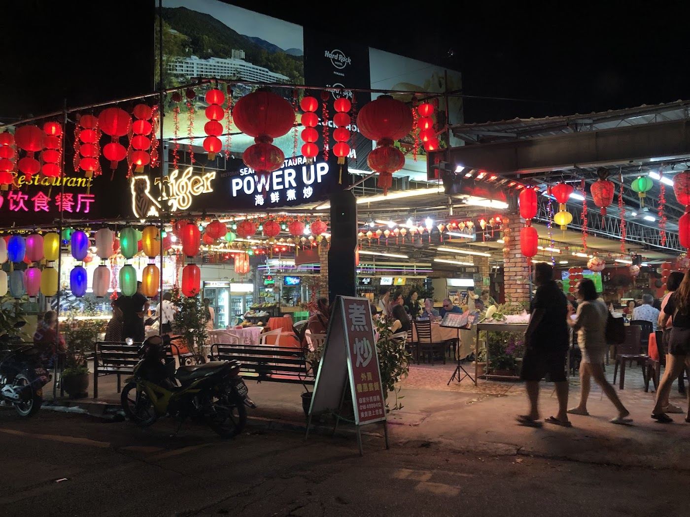 Stalls and crowds at the Batu Ferringhi night market in Penang