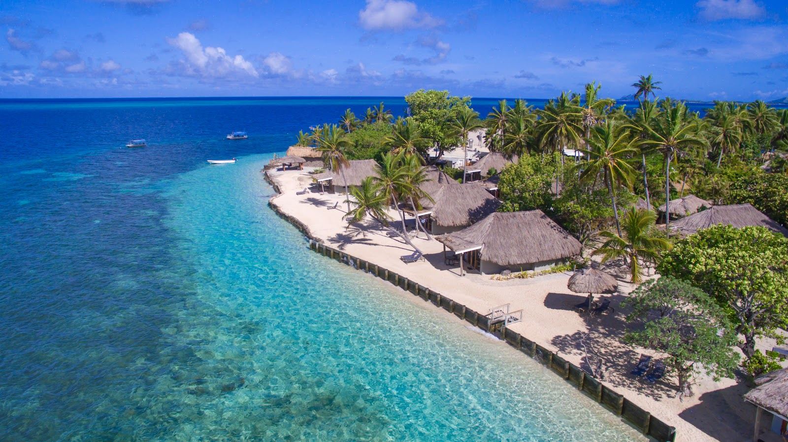 White sand and clear reef water at Castaway Island on Qalito in the Mamanucas of Fiji