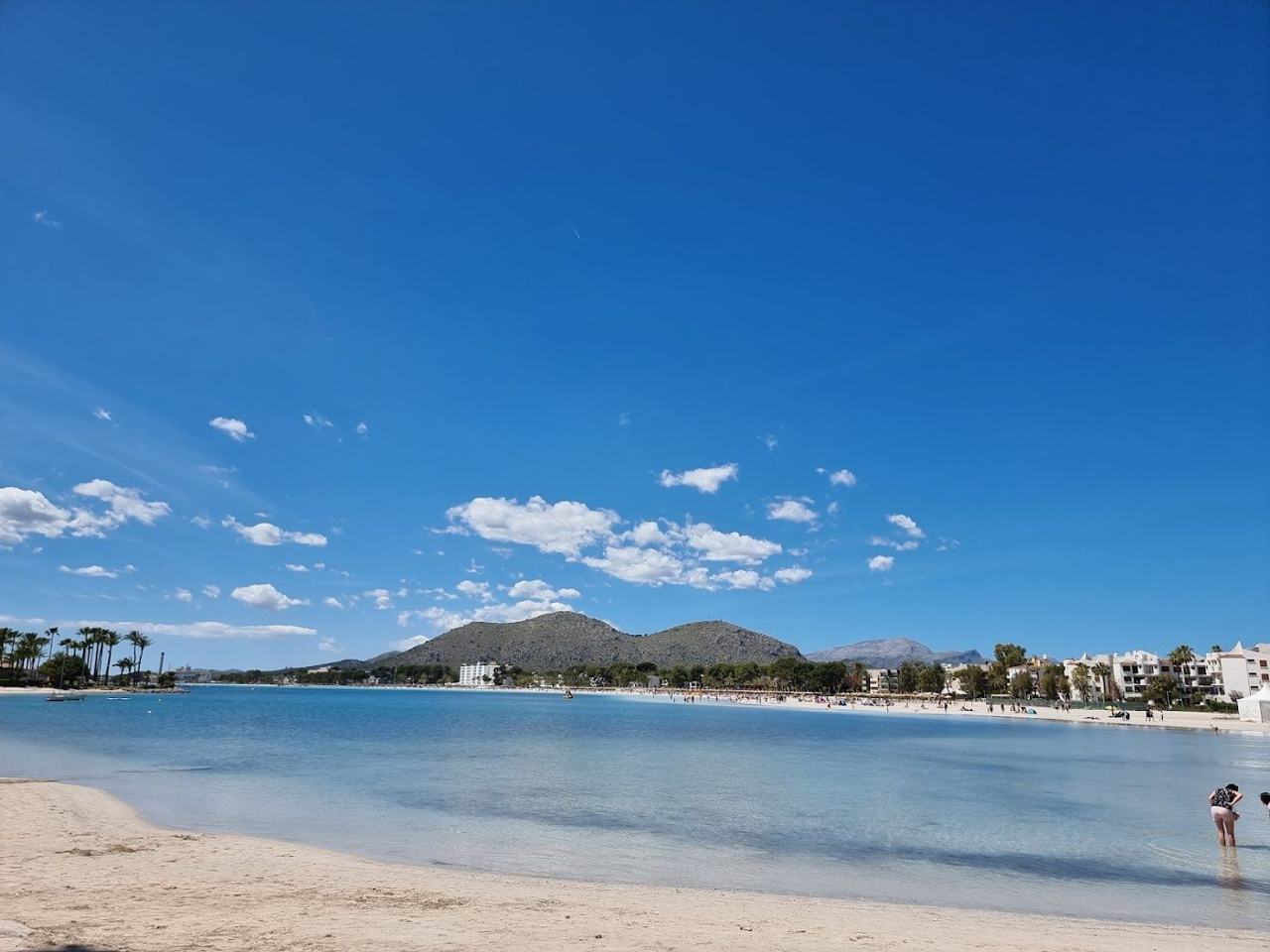 Long shallow bays in the north and pretty calm coves elsewhere, all within a short flight and transfer.