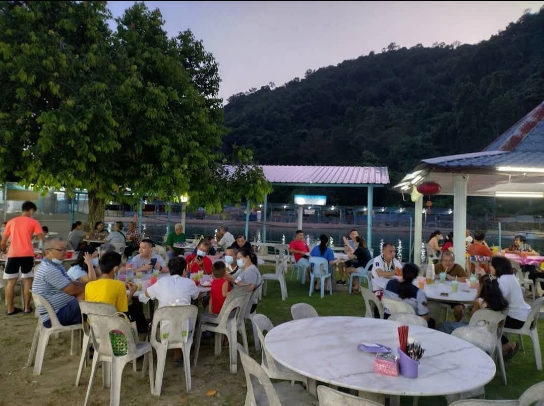 The fishing stage and boats by the village shore at Gertak Sanggul in Penang