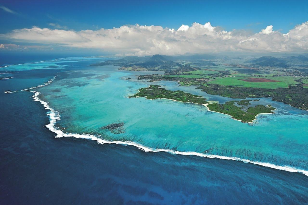 A second view of the lagoon and sandbar at Ile aux Cerfs in Mauritius