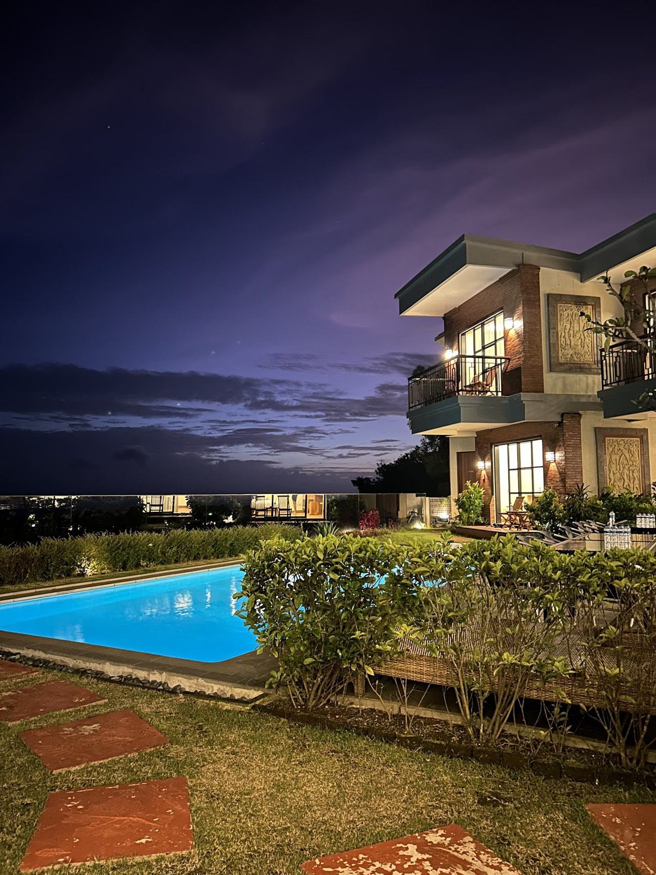 A private infinity pool villa overlooking the ocean on the cliffs of Bali