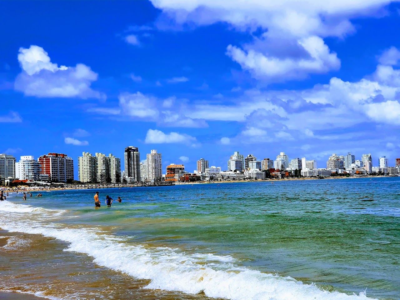 Calm bay water and sailing conditions on Playa Mansa at Punta del Este