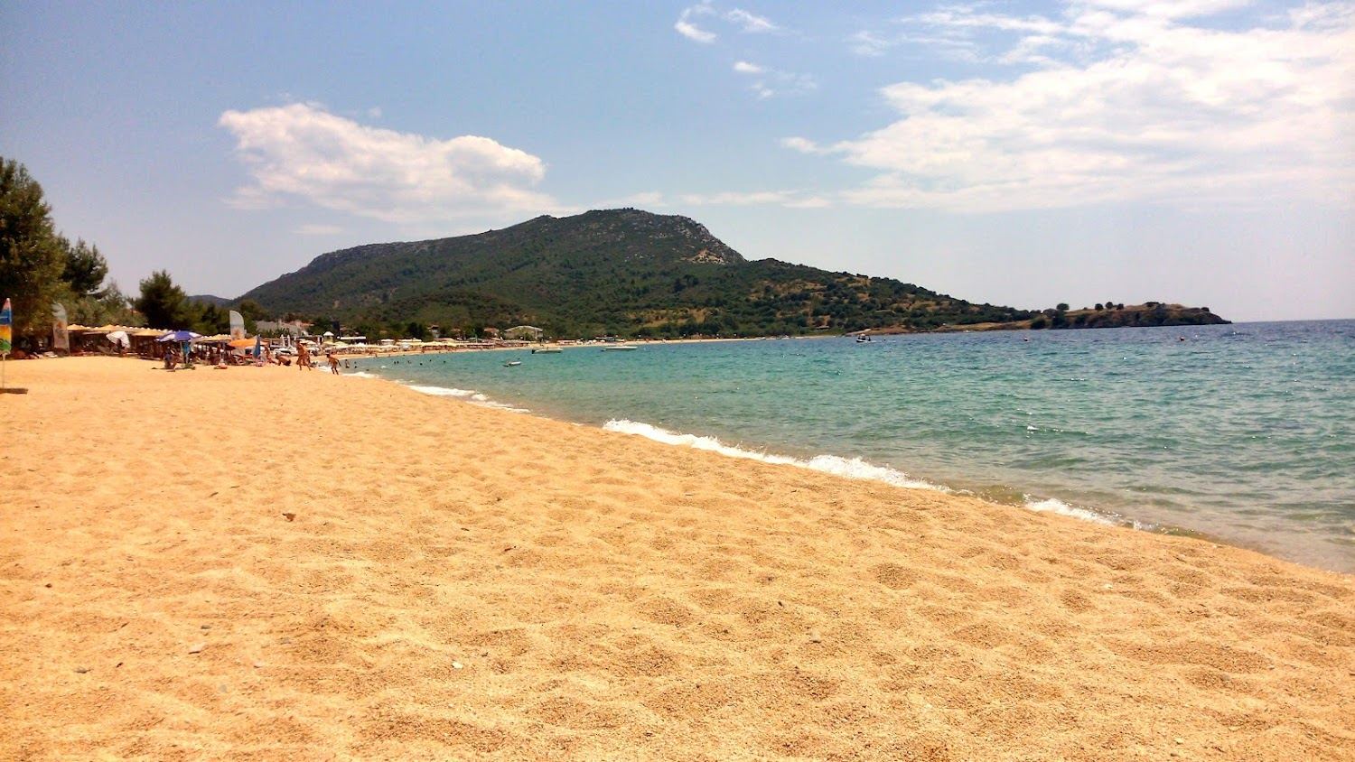 Long sweep of fine sand and clear blue water along the bay at Toroni on Sithonia in Halkidiki