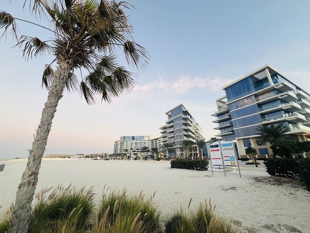 White sand beach and a dining promenade beside the Louvre at Mamsha Al Saadiyat, Abu Dhabi