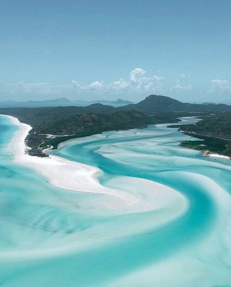 Brilliant white silica sand and turquoise water at Whitehaven Beach in the Whitsundays used for the white sand beaches guide on Beaches for Kings